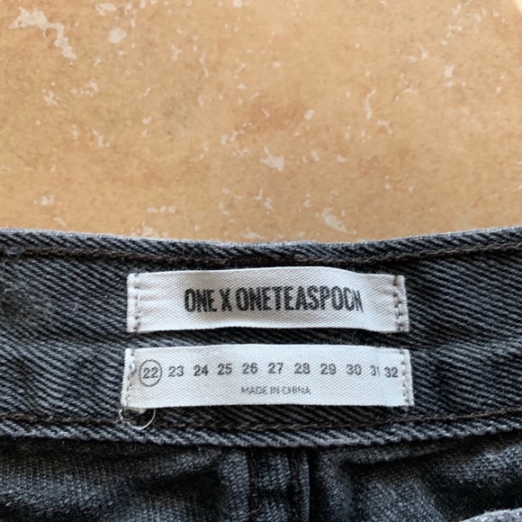 One teaspoon shorts SIZE 22. fit like a 23 - Picture 2 of 3